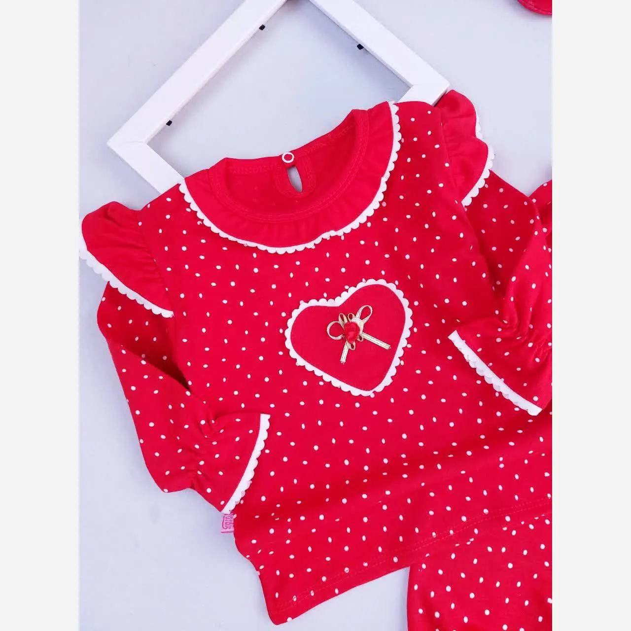 بلوز شلوار نوزادی دخترانه طرح خالدار قرمز یلدایی جنس پنبه لطیف مناسب 3 تا 36 ماه