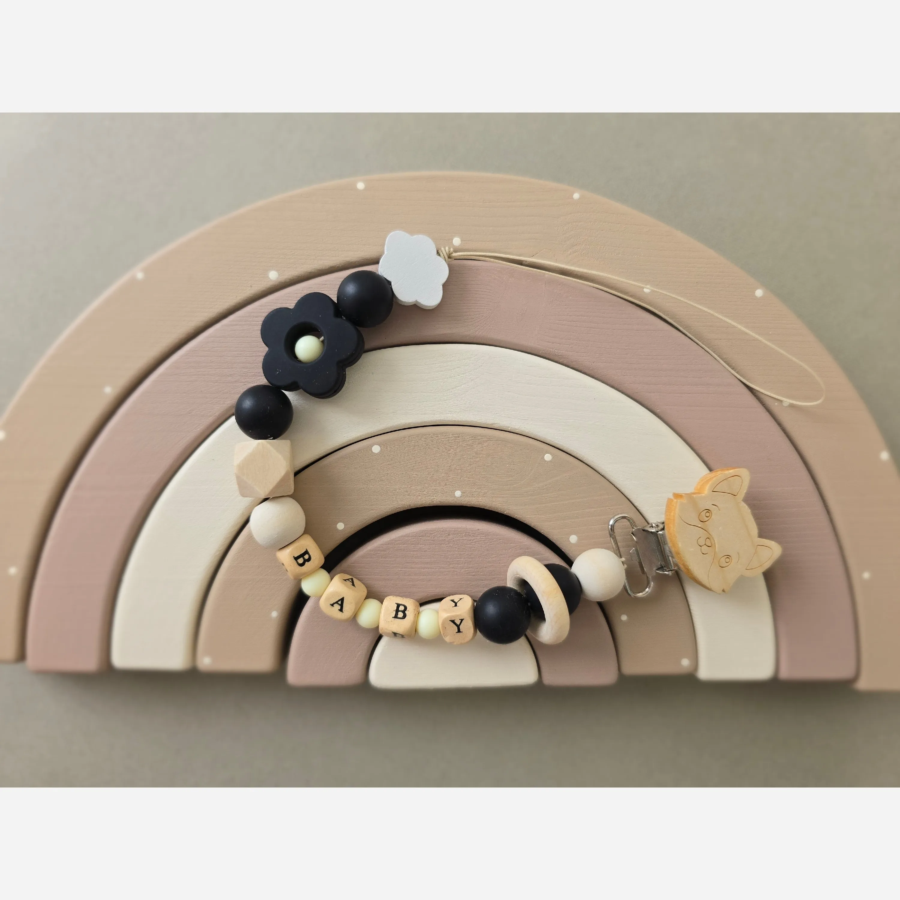 بند پستانک چوبی طرح حیوان با مهره اسم بی بی | مناسب سیسمونی نوزاد